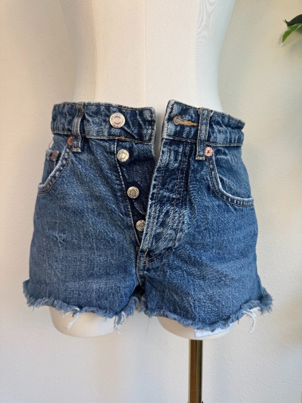 Zara Distressed High Waisted Denim Cutoff Shorts Frayed Hem Size 2